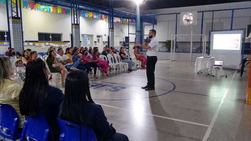 Palestrante Cícero Filgueira e público na ESJB Palestrante Cícero Filgueira e público na ESJB