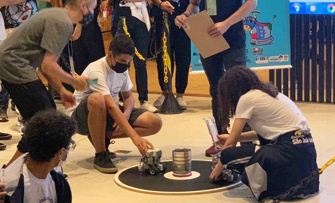 Aluna da ESJB em competição de Robótica Aluna da ESJB em competição de Robótica