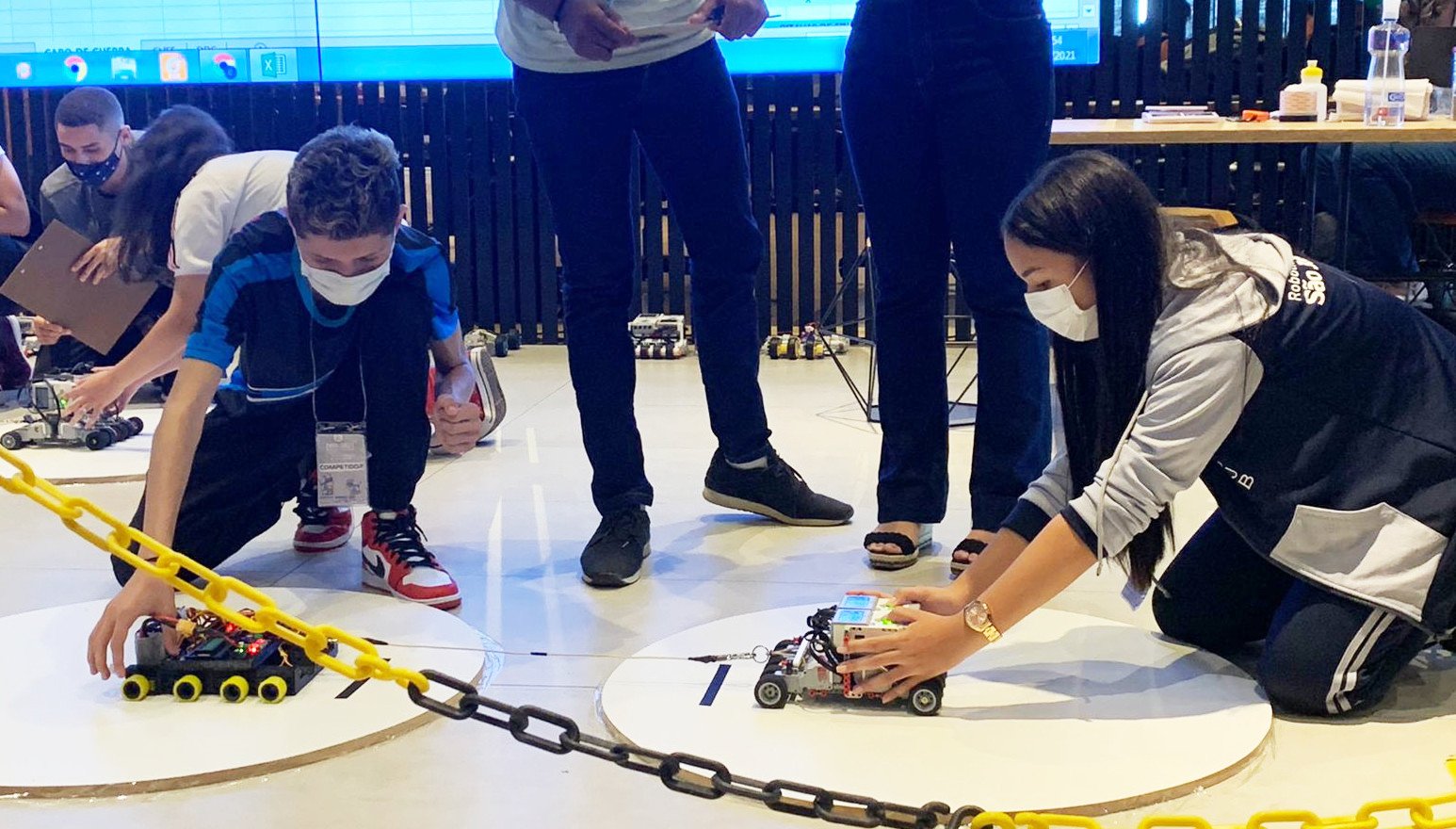 Aluna da ESJB em competição de Robótica Aluna da ESJB em competição de Robótica